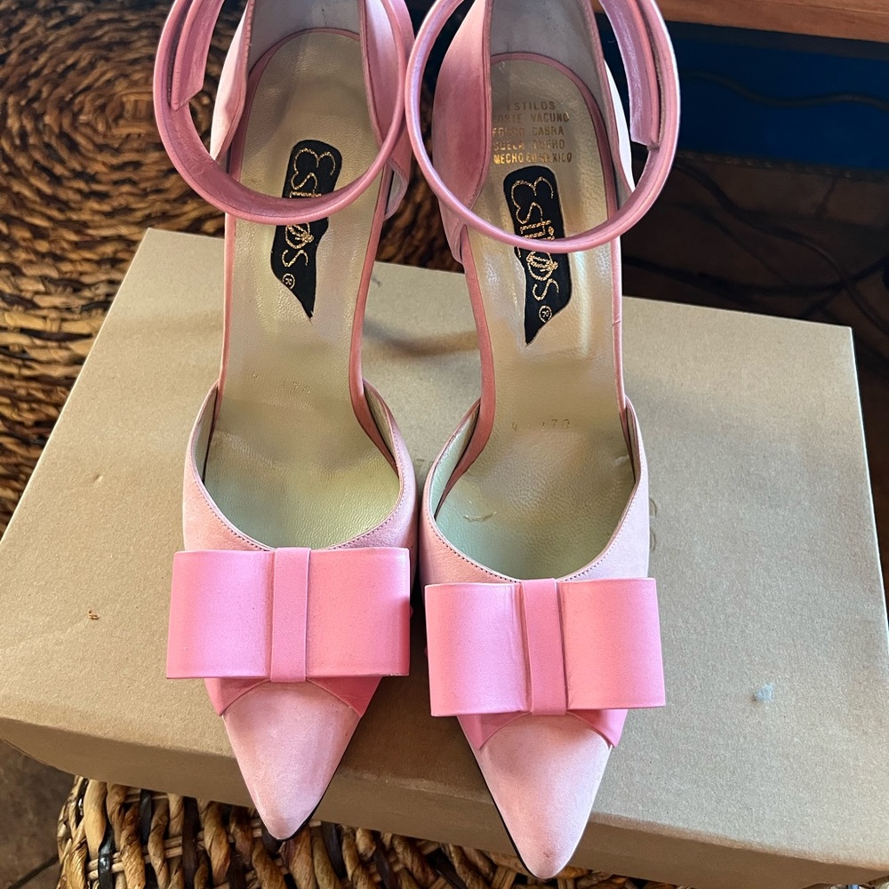Estilos heels made in Mexico all leather never worn.
